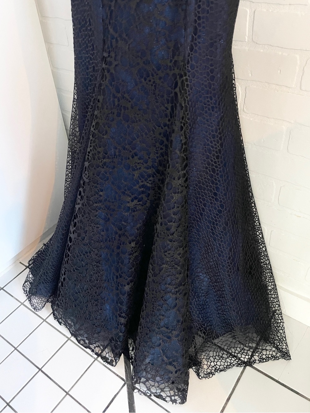 Monique Lhuillier Dark Mermaid Lace Gown Open Back Train Sz 6 - Picture 11 of 16